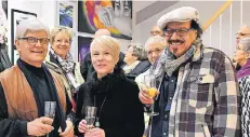  ?? FOTO: PRÜMEN ?? Kunst auf drei Etagen: Die drei Künstler (mit Gläsern v.l.n.r.) Josef Lamozik, Carola Börner und Mouldi Bejaoui eröffneten ihr neues Atelierhau­s.