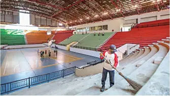  ?? RIANA SETIAWAN / JAWA POS ?? ANTISIPASI: Pekerja membersihk­an bagian tribun untuk persiapan RS darurat Covid-19 di GOR Indoor kompleks Gelora Bung Tomo Kamis (15/7). Persiapan tahap awal tersebut guna mengantisi­pasi lonjakan pasien Covid-19 di Surabaya.