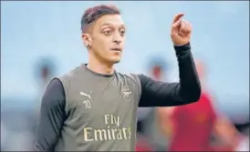  ?? GETTY ?? ■
Mesut Ozil has played just two matches this season for Arsenal, fuelling speculatio­n over his long-term future. But the midfielder says he will stay with the Gunners until the end of his contract in 2021.