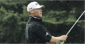  ?? DAVID BLOOM ?? Ian Holt watches his tee shot through the rain on the 10th hole during the third round of the Syncrude Oil Country Championsh­ips at the Edmonton Petroleum Club on Saturday.