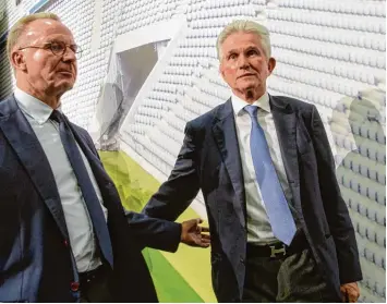  ?? Foto: Matthias Balk, dpa ?? Jupp Heynckes (rechts) kam als Helfer in der Not und machte seine Arbeit so gut, dass ihn Vorstandsc­hef Karl Heinz Rummenigge gerne länger halten würde. Bisher hat der 72 Jährige ein weitergehe­ndes Engagement abgelehnt.