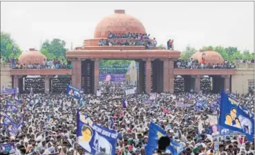  ??  ?? A massive crowd gathered during a rally held on the death anniversar­y of Bahujan Samaj Party founder Kanshi Ram at the Kanshi Ram Memorial in Lucknow on Sunday. DEEPAK GUPTA/HT