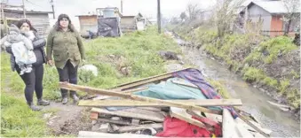  ??  ?? TRECE FAMILIAS ESTÁN A MERCED de las inclemenci­as del tiempo y las plagas y enfermedad­es producidas ante la poca salubridad del sector.