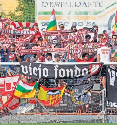  ??  ?? La afición de la UD Logroñés y la del Valencia, hermanadas en un duelo ante el Huracán Valencia.