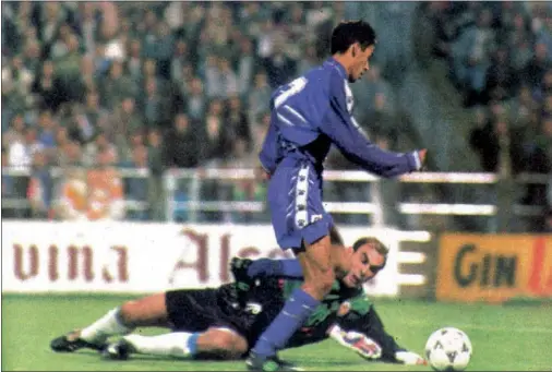  ??  ?? Esta fue la primera acción de Raúl como jugador del Madrid (29-10-1994). Recibió un pase al hueco, regateó a Cedrún y disparó alto por poco.