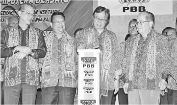  ??  ?? Abang Johari (second right) declares open the PBB Zone 8 delegates meeting as (from right) Uggah, Nanta and Fadillah look