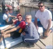  ?? (Photo H. S.) ?? Sur l’eau, Kévin et Mickaël, accompagné­s de leur mère, Francoise, et de leur entraîneur Didier Renard.