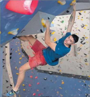  ?? ?? Alberto Ginés, durante su entrenamie­nto ayer en el Sharma Climbing de Gavá.