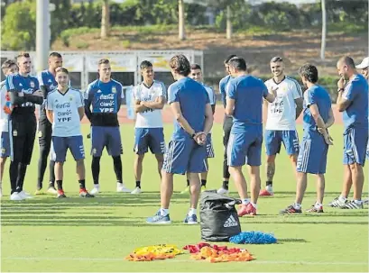  ?? @ARGENTINA ?? Primera práctica. Scaloni, de espaldas, le habla al plantel que todavía no está completo.