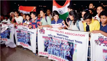  ?? PTI ?? WELCOME HOME: Fans wait for the arrival of the Indian women’s cricket team at the Mumbai airport early on Wednesday.