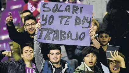  ?? FOTO: AP ?? En Zorrilla ironizaron con la delicada situación de Solari Habrá que ver si el argentino se sentará en el R. Madrid-Celta del próximo sábado