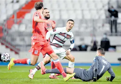  ??  ?? PELIGRO. Cristiano Ronaldo remata y el arquero de Luxemburgo Anthony Moris rechaza la pelota.