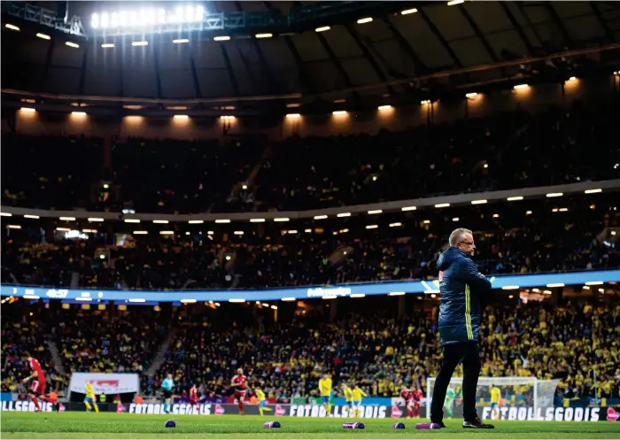  ?? Bild: JOEL MARKLUND ?? FOLKKÄRT LANDSLAG. Drygt 50 000 hade kommit till Friends arena och det var knappast för att se Luxemburg utan Janne Anderssons och hans fotbollsla­ndslag på väg mot Vm-slutspel.