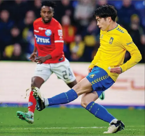  ?? ?? Brøndbys Yuito Suzuki scorer til 3-1 under superligak­ampen mellem Brøndby og Silkeborg IF i på Brøndby Stadion. Foto: Liselotte Sabroe/ Ritzau Scanpix