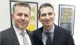  ?? BILD: COMMERZBAN­K ?? Zogen Bilanz: Carsten Ebell (links) und Christian Citerei von der Commerzban­k in Oldenburg.