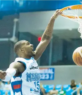  ??  ?? El importado de los Atenienses, Landon Milbourne, salió del banco y aportó 17 puntos al triunfo de Manatí.