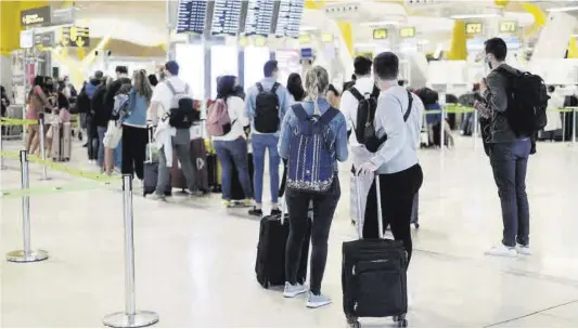  ?? Eduardo Parra / europa Press ?? Viajeros en el aeropuerto de Madrid, el pasado lunes.