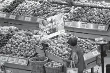  ?? REUTERS ?? A shopper browses the produce assortment at a Loblaw supermarke­t in Collingwoo­d, Ont.