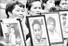  ??  ?? Melinda Colite (left) with a picture of her grandson Zandro Colite, who she says died after getting injected with the anti-dengue fever vaccine Dengvaxia, during a Senate investigat­ion about the vaccine in Manila.