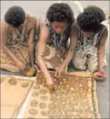  ?? Ömie Artists Fowler Museum ?? IN Papua New Guinea, where Ömie artisans have a cooperativ­e, women apply color to cloth.