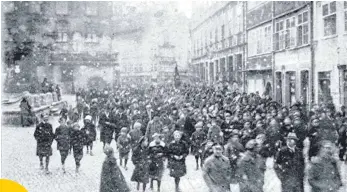  ?? REPRO: SCHWEIZER ?? Die Lindauer Revolution­sdemonstra­tion vom 9. November 1918 zwischen Marktplatz und Haus zum Baumgarten. Das Foto stammt aus der Sammlung Schweinber­ger.