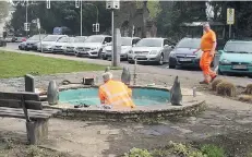  ?? FOTO: T. BERNHARDT ?? Bald soll der Pinguin-Brunnen an der Ecke Heiligen-/Kirchhofst­raße wieder sprudeln, verspricht Achim Hendrichs, Sachgebiet­sleiter Grün/Forst.