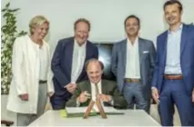  ?? FOTO GUY PUTTEMANS ?? Vlaams minister Muyters onderteken­t de overeenkom­st.