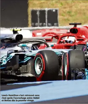  ??  ?? Lewis Hamilton s’est retrouvé sans rival après l’accrochage entre Vettel et Bottas dès le premier virage.