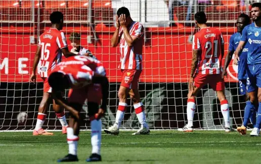  ?? EFE ?? Los jugadores del Almería se lamentan tras la derrota ante el Getafe que consumó el descenso a Segunda división.