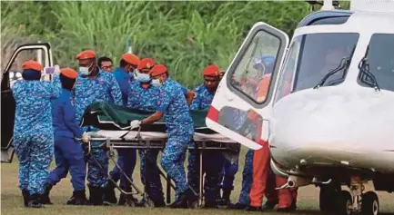  ?? REUTERS PIC ?? The remains, believed to be of Nora, are brought out of a helicopter in Seremban yesterday.