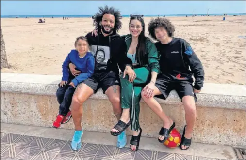  ??  ?? Marcelo, junto a su mujer, Clarice Alves, y sus dos hijos, el domingo en el paseo marítimo de la Playa de la Malvarrosa, en Valencia.