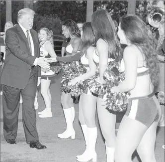  ??  ?? El presidente de Estados Unidos, Donald Trump, saluda a las porristas que acompañan a la Banda de la Florida Atlantic University, que ayer participar­on en la fiesta que dio el mandatario en el club de golf que lleva su nombre en West Palm Beach,...