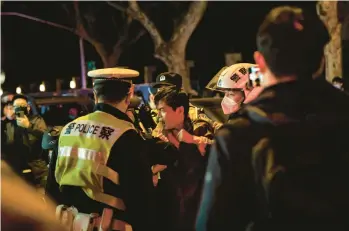  ?? THE NEW YORK TIMES 2022 ?? Police officers move in on a protester at a demonstrat­ion against “zero-COVID” Nov. 27 in Shanghai.