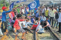  ?? PRAFUL GANGURDE/HT ?? ▪ RPI activists protest at Thane railway station on Wednesday.