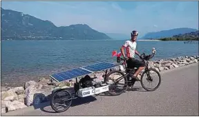  ??  ?? De la France à la Chine, Romain a parcouru 12 000 km en vélo solaire.