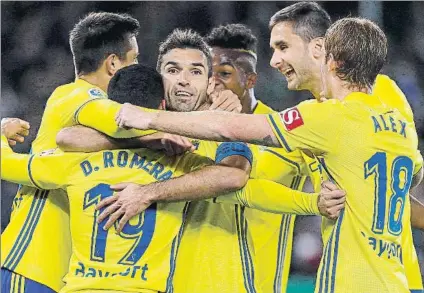  ?? FOTO: EFE ?? Los jugadores del Cádiz, celebrando uno de sus goles El Villamarín, que despidió a su equipo con bronca y pitada, vio un partidazo ayer