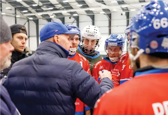  ?? BILD: LINUS OLSSON ?? Anders Uhlin i time out-snack. Det fanns en del att prata om efter 1–6 mot Borlänge. IFK Kungälv reste sig sedan och tog med viktigt 8–2-seger mot Tillberga.