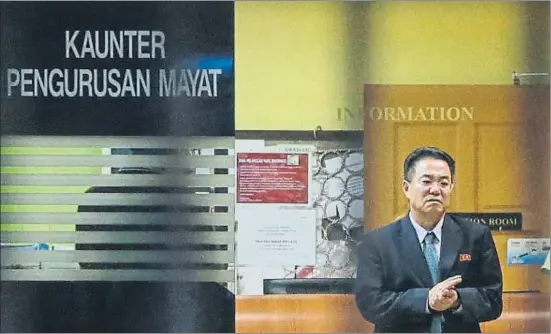  ?? FAZRY ISMAIL / EFE ?? L’ambaixador de Corea del Nord a Malàisia, Kang Chol, al dipòsit de cadàvers de l’hospital de Kuala Lumpur, on va intentar impedir l’autòpsia