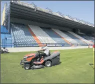  ??  ?? SVJEŽE OŠIŠANA TRAVA
Na stadionu NK Varaždina jučer su trajale pripreme za dolazak svjetskih doprvaka