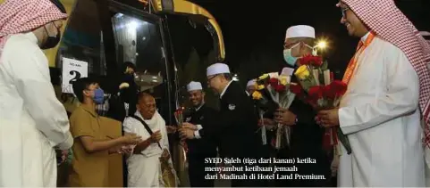  ?? ?? SYED Saleh (tiga dari kanan) ketika menyambut ketibaan jemaah dari Madinah di Hotel Land Premium.