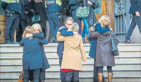  ?? LLIBERT TEIXIDÓ ?? Irene Rigau, Artur Mas y Joana Ortega se abrazan a Marta Pascal, Neus Munté y Meritxell Borrás al concluir el juicio