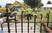  ?? MIKE SIMONS AP ?? Researcher­s searching for mass graves do a test excavation at Oaklawn Cemetery in Tulsa, Okla.