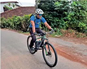  ?? ?? Ruwan Kolitha: Riding to work and right, a view from his bike