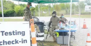  ??  ?? Mississipp­i Army National Guard and Air National Guard personnel manned the mobile COVID-19 testing site on its fifth stop in Oktibbeha County so far. (Photo by Charlie Benton, SDN)