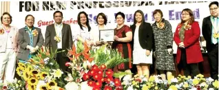  ?? CONTRIBUTE­D PHOTO ?? ■ Cavite State University Vice President for Academic Affairs Ma. Agnes Nuestro (fifth from left), with Silang Campus Administra­tor Jocelyn Reyes, Teacher Education Department Chairman Roselyn Ymana, and Bachelor of Secondary Education Program Coordinato­r Lemellu Nida Sarmiento, receives the award from the members of the Profession­al Regulation Commission in Pasay City on Feb. 9, 2024.