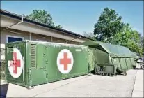  ??  ?? Könne Entlastung in der angespannt­en Situation bringen: Das mobile Krankenhau­s der Bundeswehr bietet 72 Patienten Platz.