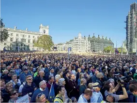  ??  ?? La marcia Manifestan­ti arrivati da tutta la Gran Bretagna ieri nella piazza del Parlamento (Afp/hallen)