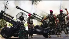  ??  ?? DIKA KAWENGIAN/JAWA POS PUKUL 10 PAGI: Penembakan meriam sebanyak 17 kali yang dilakukan oleh Batalyon Howitzer I Marinir Resimen Artileri untuk peringatan detik-detik proklamasi di Taman Prestasi.