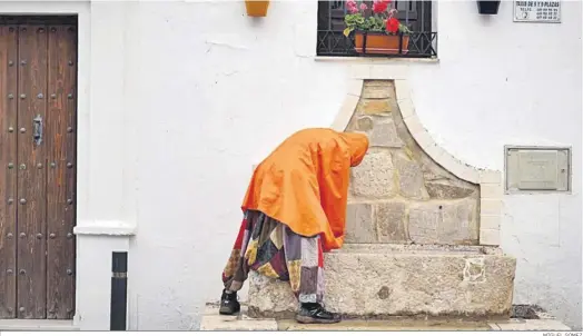  ?? MIGUEL GÓMEZ ?? Un miembro de este movimiento, ayer, cogiendo agua en la fuente pública de Benaocaz.