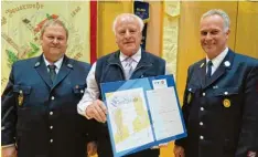  ?? Foto: Ingrid Strohmayr ?? Manfred Hummler (links) und Andreas Schnell (rechts) ehren Josef Thum für 50 Jahre Mitgliedsc­haft bei der Feuerwehr Stadtberge­n.